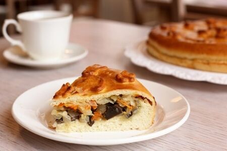 Сытный пирог с капустой и грибами