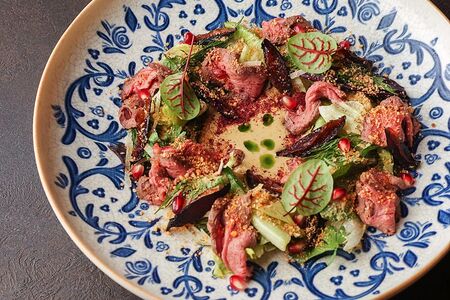 Салат с ростбифом и вяленой сливой