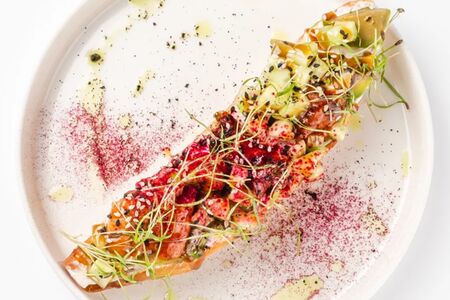 Брускетта с угрем и авокадо