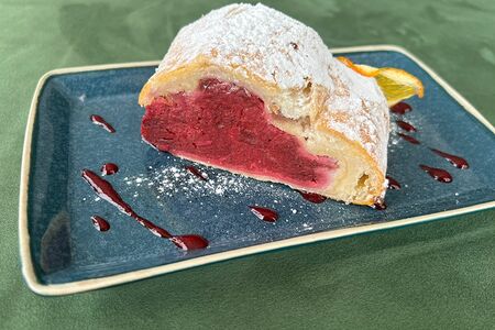 Штрудель вишневый