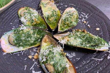 Мидии киви запеченные под пармезаном с соусом песто