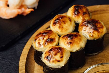 Запечённый маки-ролл с креветкой