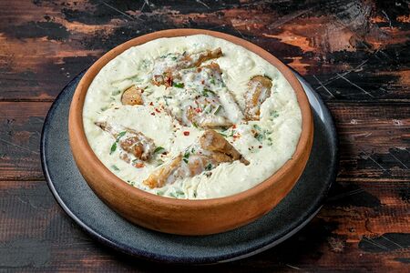 Цыпленок чкмерули в сливочном соусе с чесноком