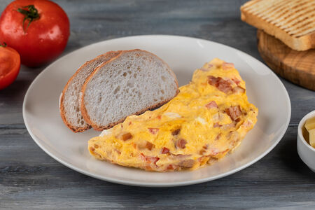 Омлет с сыром, томатами, ветчиной из птицы и беконом