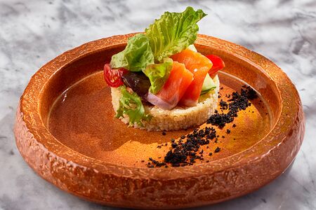 Лосось с киноа и миксом салатов