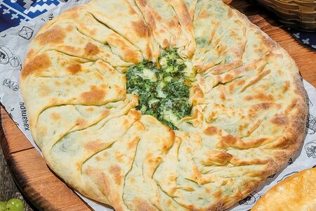 Хачапури по-гурийски с луком, яйцом и сыром