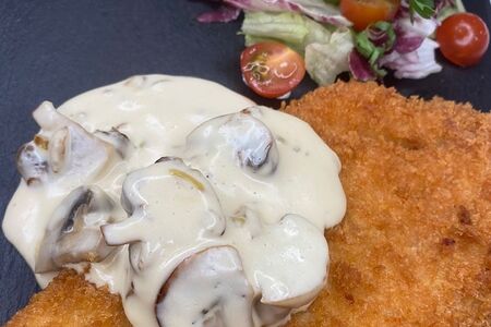 Куриный шницель под грибным соусом