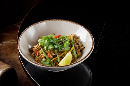 Вок с овощами и яйцом