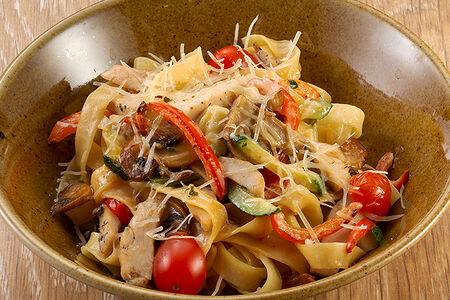 Бизнес-ланч Феттуччине с куриным филе и овощами