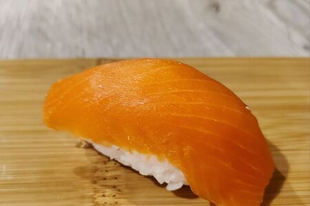 Суши лосось