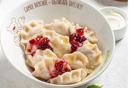 Домашние вареники ручной лепки с вишней