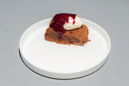 Брауни с ванильным кремом и вишней