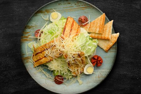 Салат Цезарь с курицей