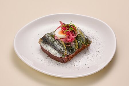 Смёрребрёд с килькой и свекольным кремом