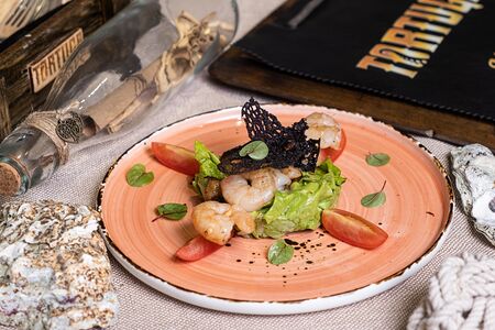 Салат с креветками и сладким чили