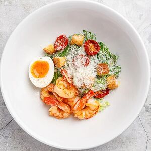 Салат Цезарь с креветками