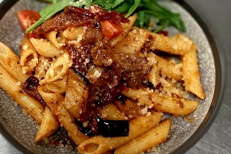 Паста пенне с кусочками говядины