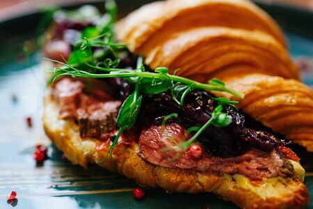 Круассан с ростбифом