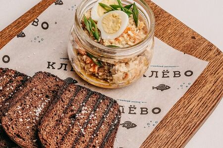 Печень трески с бородинским хлебом