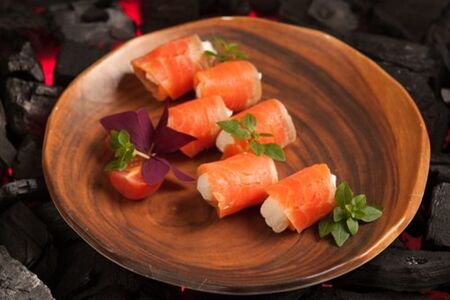 Рулетики из лосося с творожным кремом