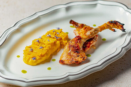 Цыпленок свободного выгула с кукурузой