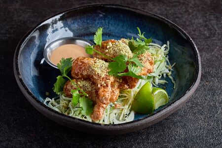 Креветки темпура с капустным салатом