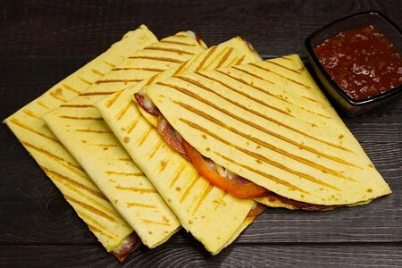 Кесадилья с пепперони и салями (половинка)