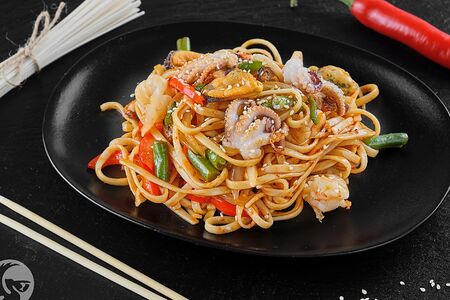 Вок с морепродуктами, овощами и лапшой