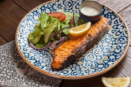 Стейк из семги на гриле со сливочным соусом