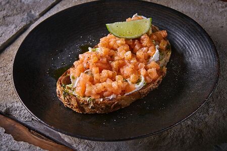 Брускетта с лососем и сыром