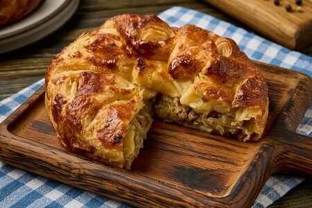 Пирог на слоёном дрожжевом тесте Мясной с капустой