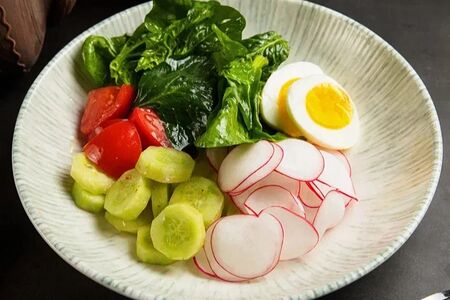 Летний салат с яйцом