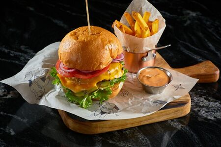 Бургер с сочной котлетой из говядины