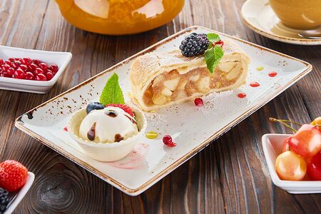 Штрудель яблочный с миндалем