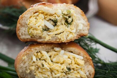 Пирожок с яйцом и луком