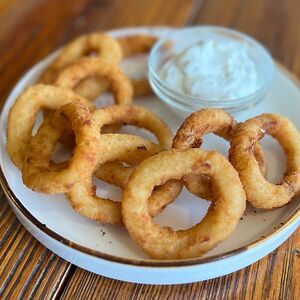 Луковые кольца с чесночным соусом