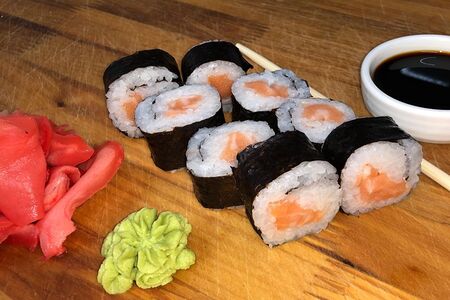 Ролл классический с лососем