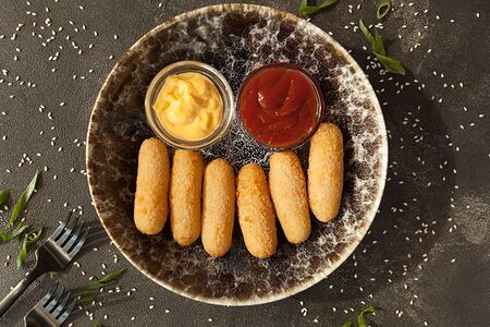 Сырные палочки с сырным и томатным соусом