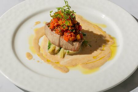 Стейк тунца с ндуей и сливочным ромейном