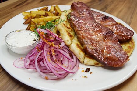 Димлени Врат и картофель фри