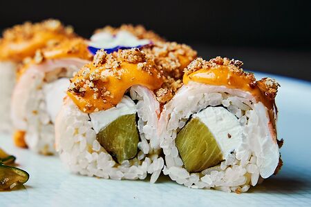 Ролл с ананасом-гриль внутри и большой креветкой снаружи