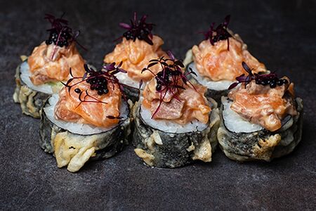 Жареный ролл с лососем