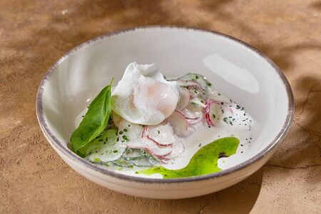 Салат из свежих овощей и лососем гравлакс