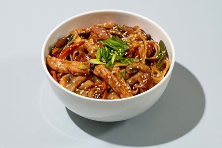 Вок со свининой, беконом и овощами