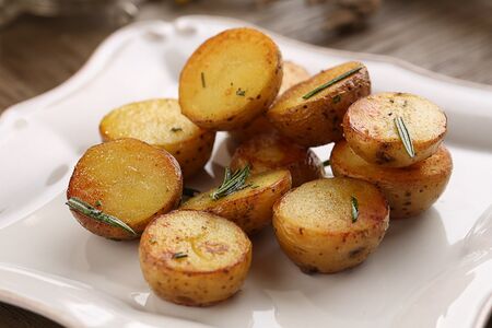 Молодой картофель с розмарином и чесноком
