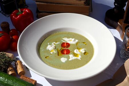 Холодный суп из авокадо с сыром страчателла