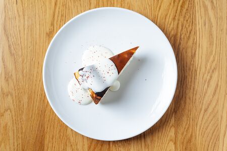 Баскский чизкейк с соусом из белого шоколада