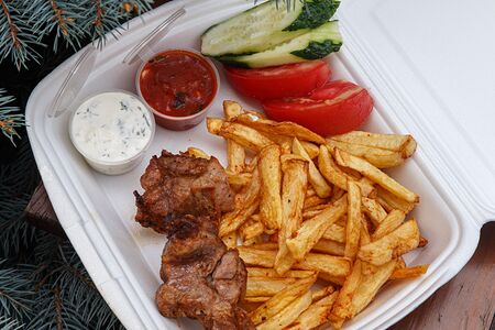 Свинина с картофелем фри, помидор, огурец