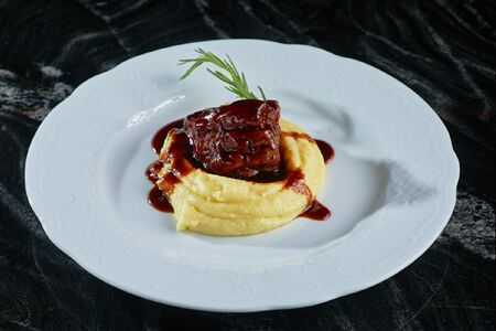 Говяжий стейк с соусом бургунь и картофельным пюре