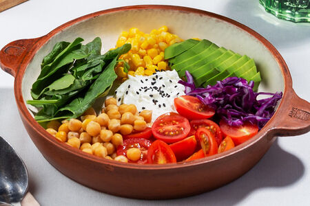 Овощная тарелка с нутом и домашним сыром